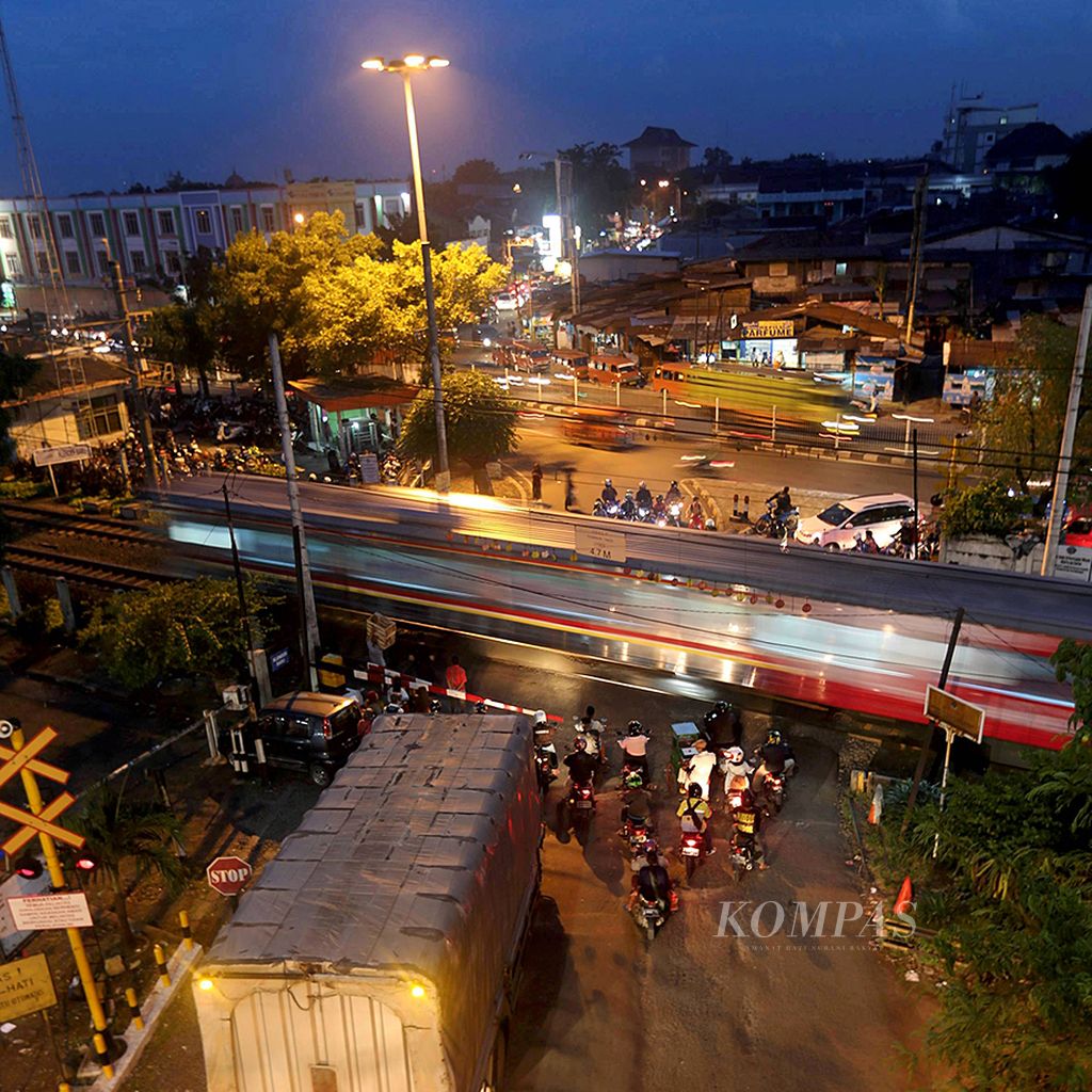  Pemprov DKI berencana membangun simpang pelintasan tidak sebidang di sejumlah titik pintu pelintasan kereta di Jakarta, antara lain di pelintasan Pondok Kopi ini.