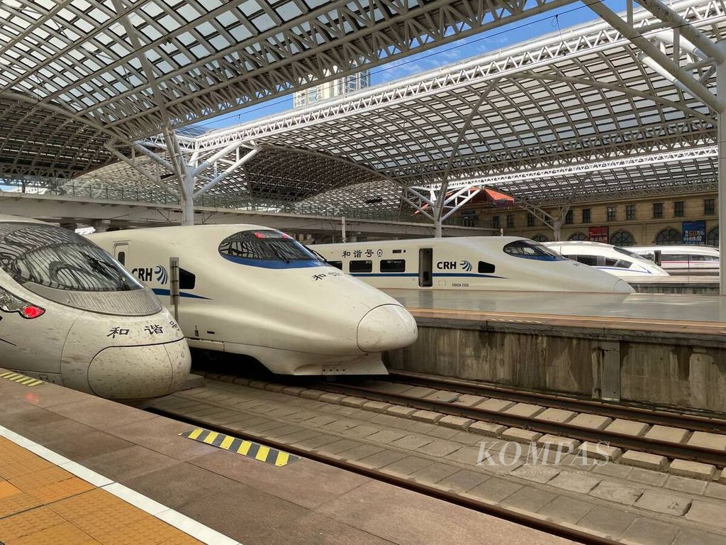 Kereta cepat jurusan Beijing ke Yantai di Provinsi Shandong berkecepatan maksimalnya 350 kilometer per jam, Sabtu (6/8/2022). Beijing dan Yantai yang berjarak sekitar 700 kilometer ditempuh 6,5 jam saja dengan kereta cepat ini.