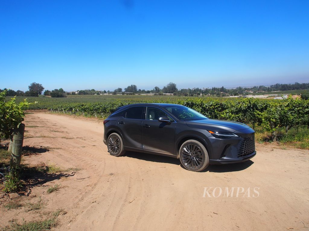 Tampak samping Lexus RX 450h+ Plug-in Hybrid saat diuji kendara di kilang dan perkebunan anggur Presqu'ile Winery, Santa Maria, California, Amerika Serikat, Rabu (31/8/2022). 