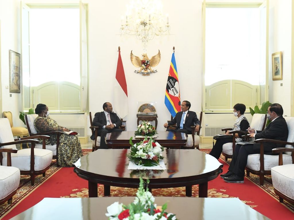 Presiden Joko Widodo menerima kunjungan Raja Eswatini, Raja Mswati III, di Istana Merdeka, Jakarta, Rabu (24/8/2022). Dalam pertemuan tersebut, kedua pemimpin membahas upaya peningkatan kerja sama ekonomi kedua negara.