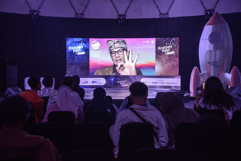 Menteri Pariwisata dan Ekonomi Kreatif Sandiaga Uno menjadi pengisi acara Kompasfest 2023: Creation di Dome Area, Senayan Park, Jakarta, Sabtu (17/6/2023). Harian <i>Kompas </i>kembali menyelenggarakan Kompasfest yang telah memasuki tahun ketiga pada tahun ini. 