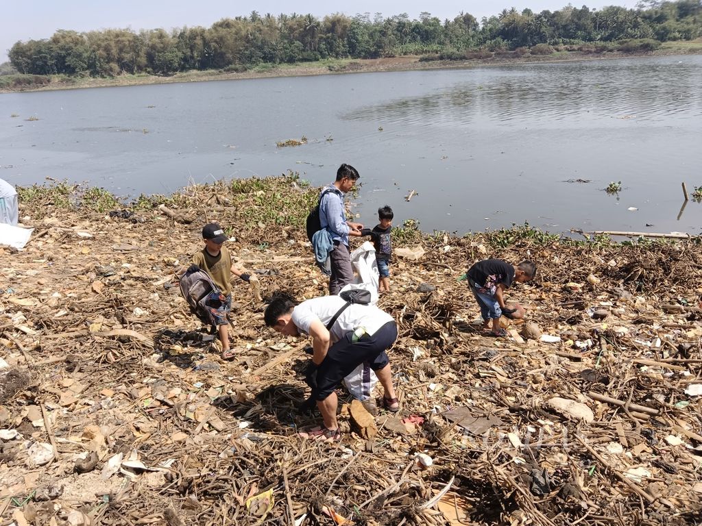 Warga membersihkan sampah di Sungai Citarum dalam memeriahkan Festival Citarum 2024 di Desa Cihampelas, Kabupaten Bandung Barat, Jawa Barat, Sabtu (14/9/2024). 