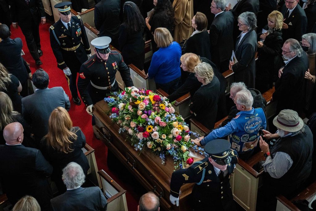 Hadirin berdiri saat peti jenazah mantan Ibu Negara AS Rosalynn Carter dibawa keluar untuk menerima penghormatan dalam ibadah penghormatan di Gereja Glenn Memorial di Atlanta, Georgia, Selasa (28/11/2023). Rosalynn Carter tutup usia 19 November 2023 dalam usia 96 tahun. 