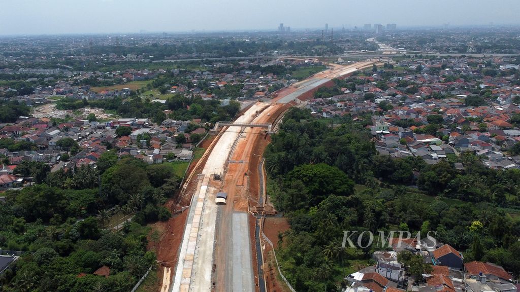 Pembangunan Jalan Tol Cinere-Jagorawi (Cijago) Seksi 3 di kawasan Limo, Depok, Jawa Barat, Kamis (13/4/2023).