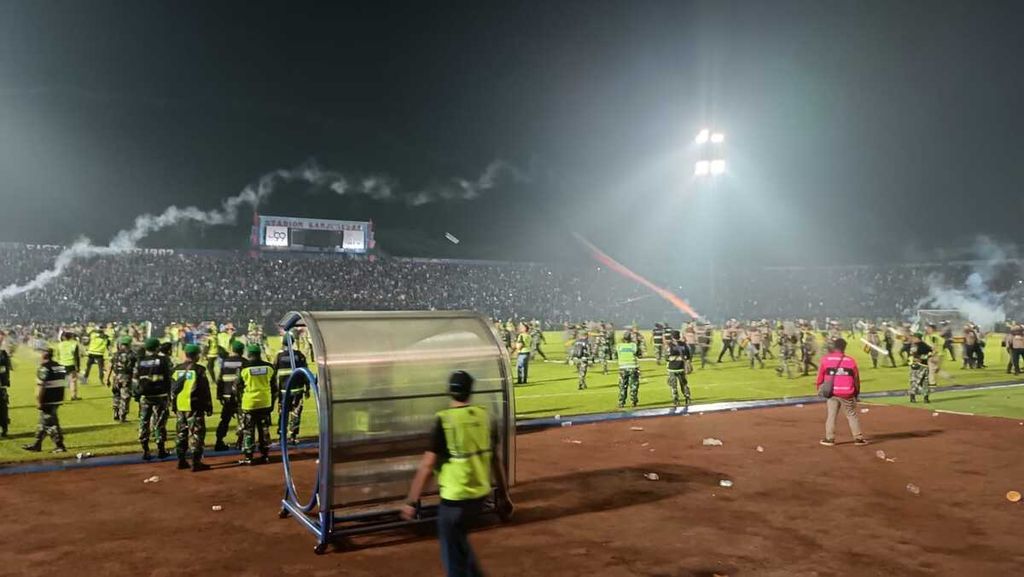 Suasana di dalam Stadion Kanjuruhan, Malang, seusai pertandingan Arema FC melawan Persebaya, Sabtu (1/10/2022) malam.