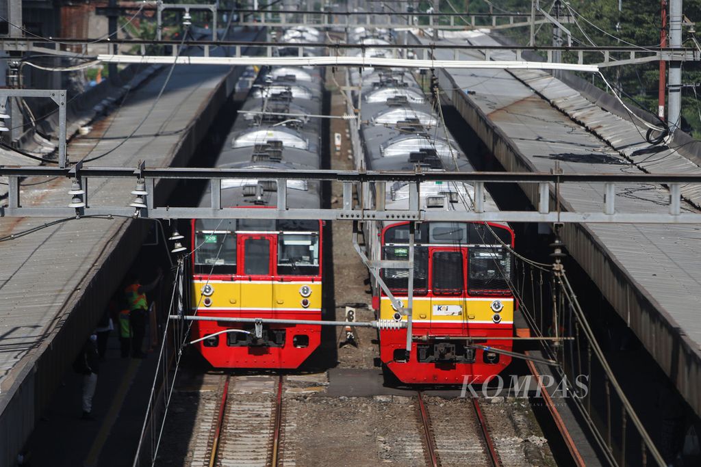 KRL Commuterline di Stasiun Rawa Buntu, Tangerang Selatan, Kamis (12/8/2021). 