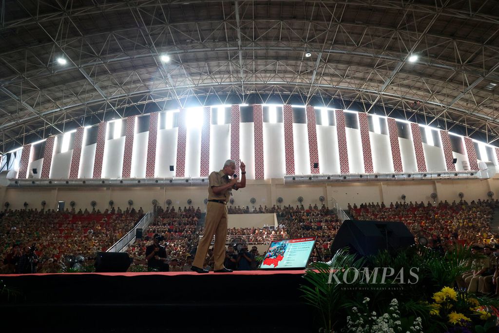 Gubernur Jawa Tengah Ganjar Pranowo saat memberikan sambutan di depan kepala desa beserta perangkatnya yang hadir dalam acara Sarasehan Kepala Desa Se-Jawa Tengah di GOR Jati Diri, Kota Semarang, Jawa Tengah, Senin (5/6/2023).