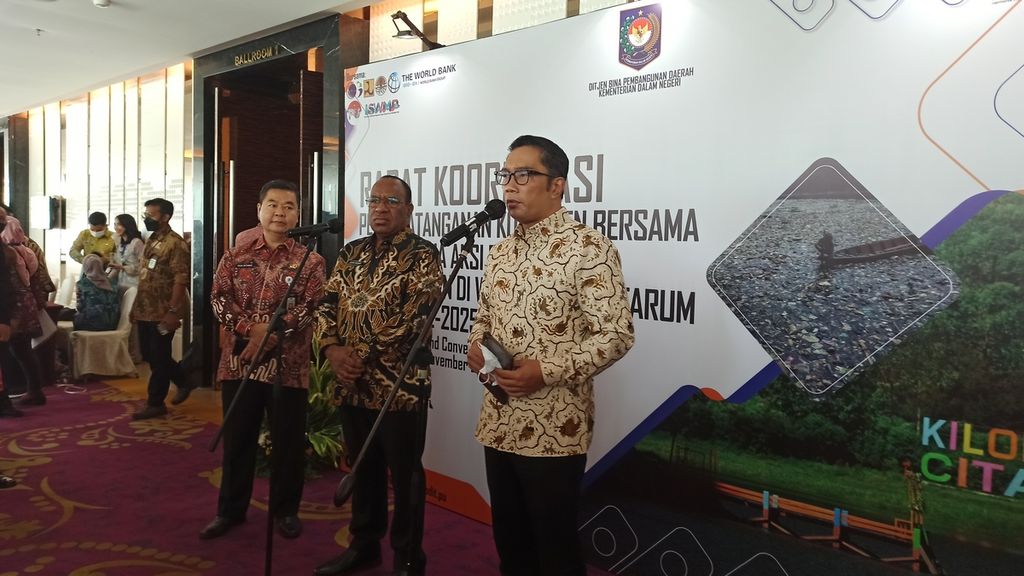 Wakil Menteri Dalam Negeri John Wempi Wetipo (dua dari kanan) bersama dengan Gubernur Jawa Barat Ridwan Kamil memberikan keterangan kepada wartawan dalam acara penandatanganan Rencana Aksi Pengelolaan Sampah Daerah Aliran Sungai Citarum di Jakarta, Jumat (18/11/2022).