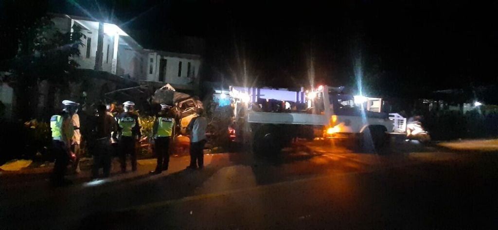 Anggota Satlantas Polres Cianjur mengevakuasi korban kecelakaan di ruas Jalan Raya Cianjur-Sukabumi, Desa Songgom, Kecamatan Gekbrong, Kabupaten Cianjur Jawa Barat, Sabtu (18/4/2020).