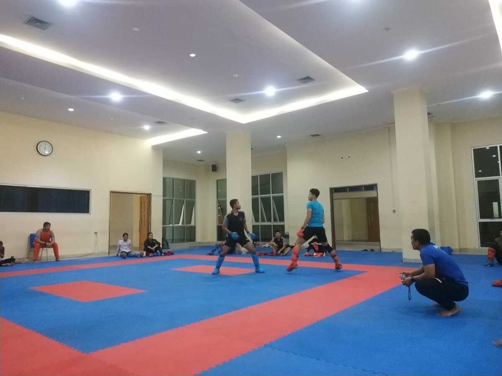 Persiapan tim nasional karate disiplin <i>kumite </i>menjelang SEA Games 2023. Mereka berlatih secara intensif di GOR Benhil Jakarta, Rabu (26/4/2023).
