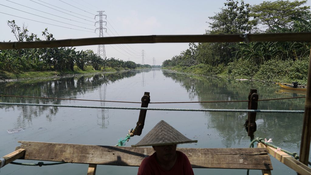 Eretan perahu di Kanal Cikarang Bekasi Laut (CBL) di Desa Sukamekar, Kecamatan Sukawangi, Kabupaten Bekasi, Jawa Barat, Rabu (12/9/2018). Warna hitam dan bau tak sedap dari kanal adalah limbah pembuangan dari usaha-usaha di sekitarnya. 