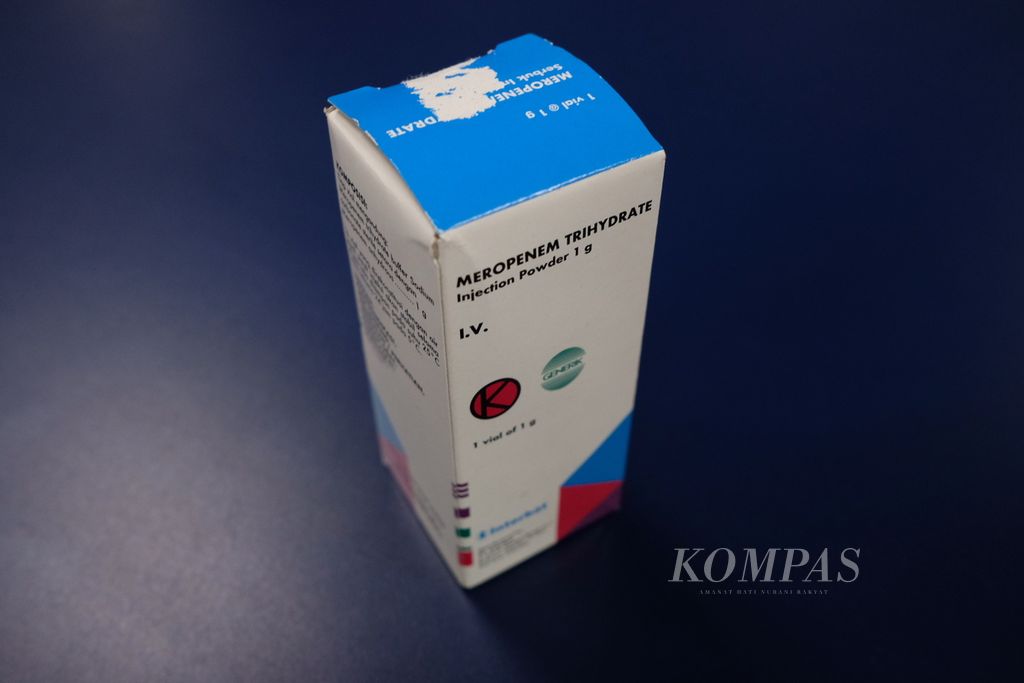 Antibiotik Meropenem jenis injeksi yang dibeli <i>Kompas</i> melalui sebuah apotek virtual yang berdagang di lokapasar berlogo biru. Meropenem adalah antibiotik golongan reserve yang seharusnya diawasi ketat dan tidak dijual bebas di pasaran.