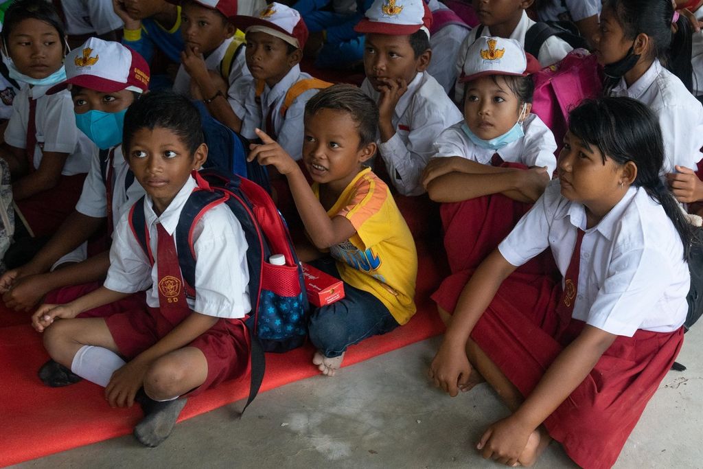 Siswa Sekolah Dasar Negeri 006 Lokal Jauh Pulau Bertam, Batam, Kepulauan Riau, bersiap menyambut kedatangan Menteri Sosial Tri Rismaharini, Selasa (7/6/2022). Merekalah pelestari penggunaan bahasa daerah di daerahnya masing-masing.