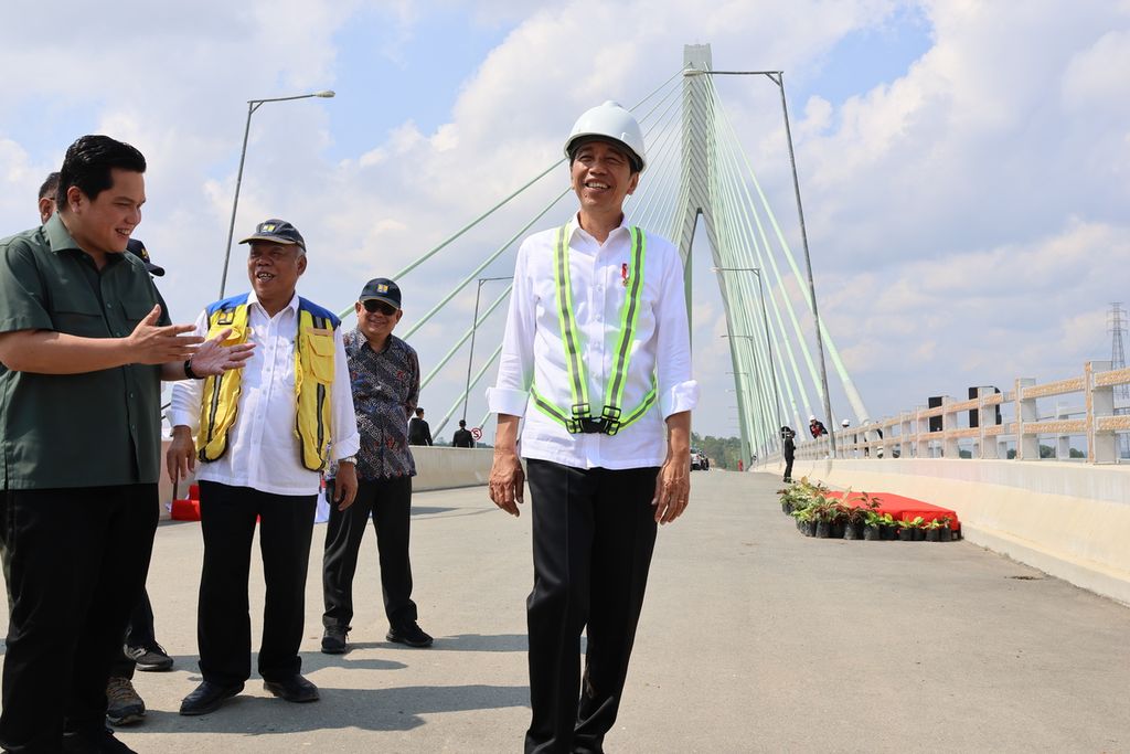 Presiden Joko Widodo meninjau Jembatan Pulau Balang sembari mengecek pembangunan ruas Tol Balikpapan-Ibu Kota Nusantara segmen 3B, Rabu (1/11/2023). Jalur ini memperpendek waktu tempuh perjalanan Balikpapan-IKN dari dua jam menjadi 50 menit.