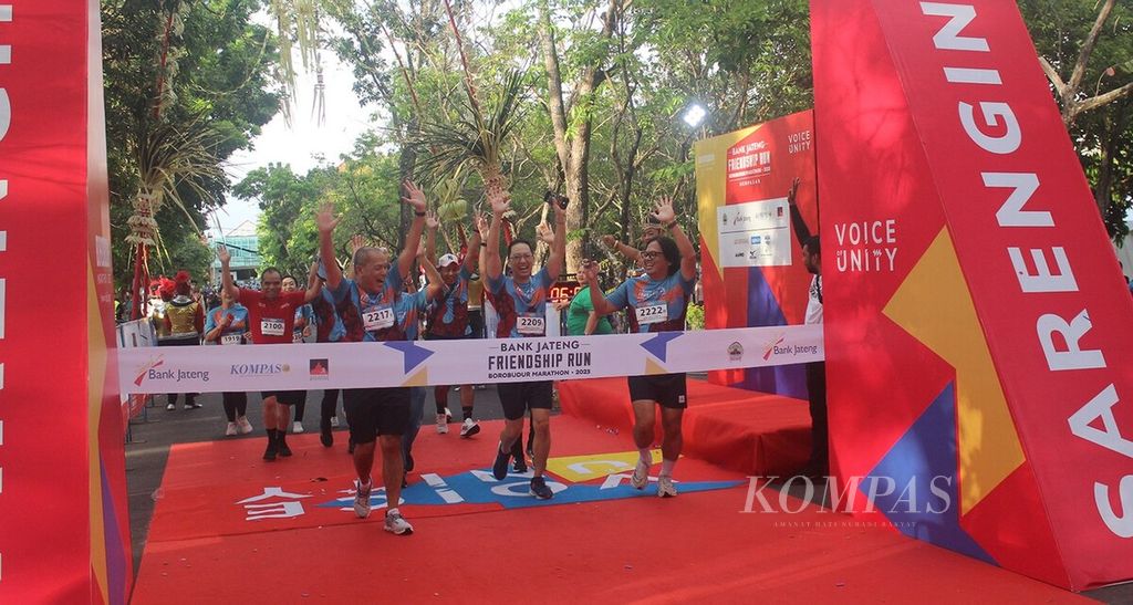 Kota Denpasar menjadi kota keenam dalam rangkaian Bank Jateng Friendship Run 2023. Ajang lari ria Bank Jateng Friendship Run 2023 di Kota Denpasar, Bali, Minggu (6/8/2023), diikuti sekitar 1.000 pelari. Turut menyemarakkan ajang lari ria, di antaranya, CEO Kompas Gramedia Lilik Oetama (depan, kiri). 