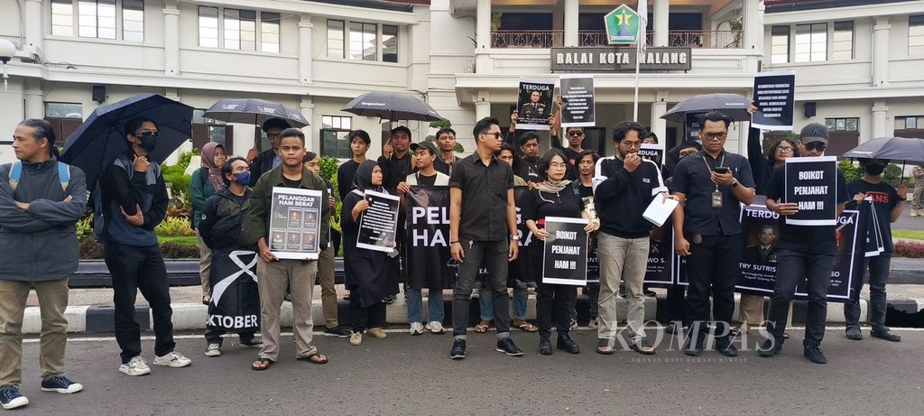 Sekelompok masyarakat di Malang berunjuk rasa membaca petisi penyelamatan demokrasi Indonesia dalam aksi Kamisan, Kamis (1/2/2024). 