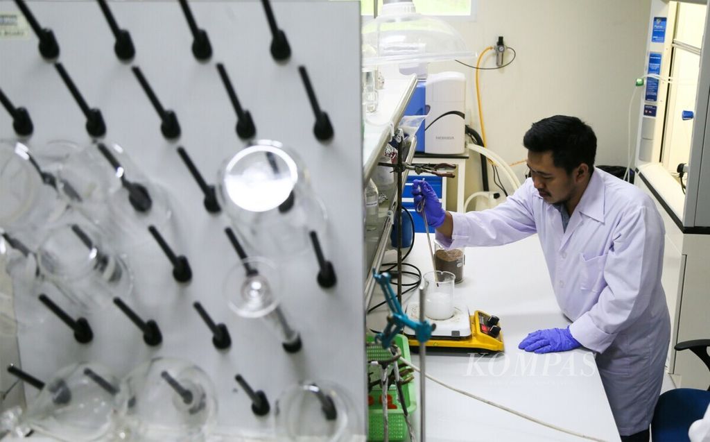 Peneliti dari Lembaga Ilmu Pengetahuan Indonesia (LIPI) melakukan penelitian bioplastik di laboratorium pelayanan analisis kimia, Pusat Penelitian Ilmu Pengetahuan dan Teknologi (Puspiptek), Serpong, Tangerang Selatan, Banten, Selasa (30/4/2019). 
