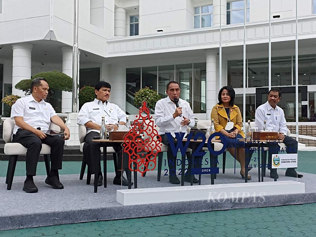 Gubernur Sumatera Utara Edy Rahmayadi (tengah) dan Chairwoman W20 Hadriani Uli Silalahi (kedua dari kanan) memberikan keterangan dalam konferensi pers Forum Internasional W20, di Medan, Rabu (15/6/2022).