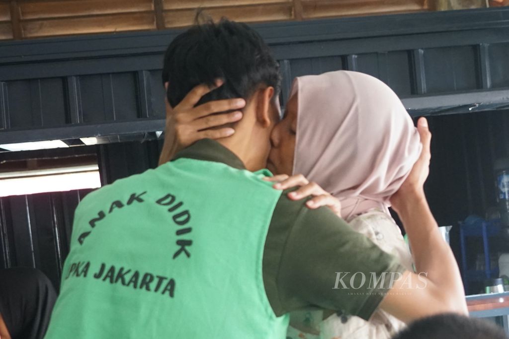 Seorang anak binaan dipeluk dan dicium ibunya saat sesi kunjungan tatap muka pada hari raya Idul Fitri, Sabtu (22/4/2023), di Lembaga Pembinaan Khusus Anak Kelas II Jakarta, Jagakarsa, Jakarta Selatan.