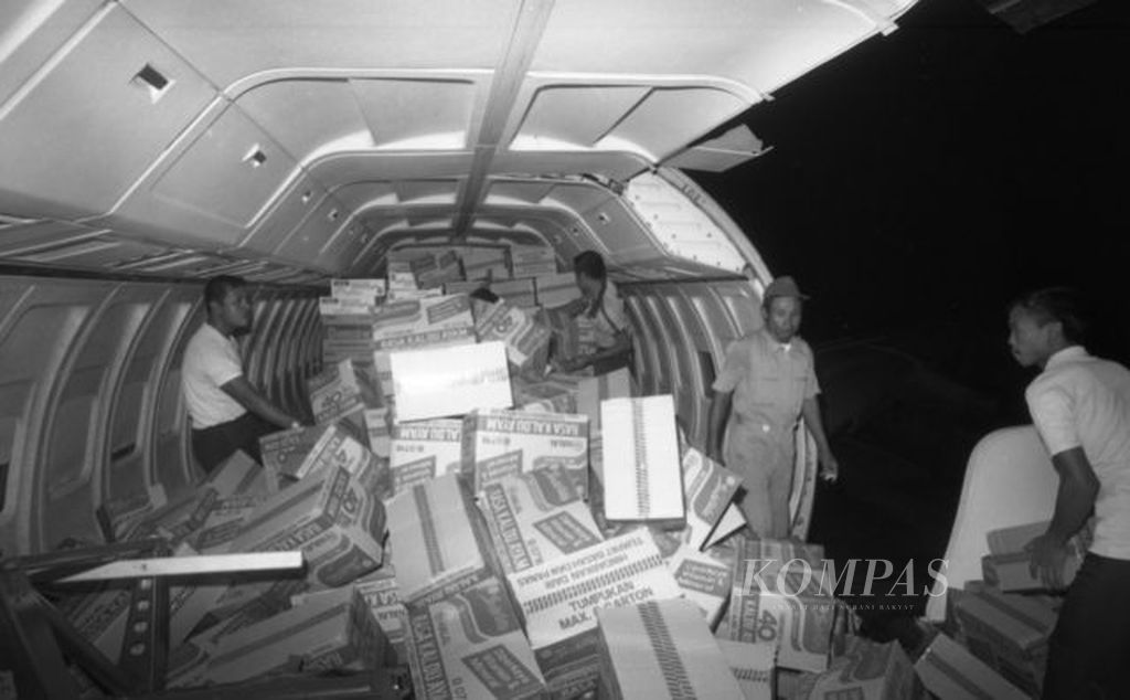 Palang Merah Indonesia (PMI), Rabu malam (27/3/1991) membawa peralatan medis, listrik, air minum, obat-obatan makanan serta uang tunai sebagai bantuan kemanusian untuk korban Perang Teluk dari pemerintah dan masyarakat Indonesia.