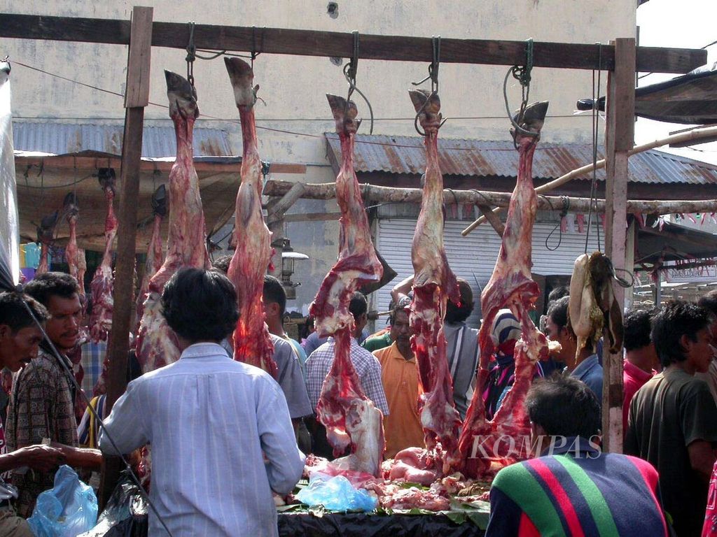 Foto arsip bertanggal 28 Oktober 2003 memperlihatkan suasana <i>uroe makmeugang</i> atau hari menyembelih hewan di Lhok Seumawe, Nanggroe Aceh Darussalam, sehari sebelum masuknya bulan Ramadhan. Semua orang membeli daging untuk merayakan datangnya bulan Ramadhan. 