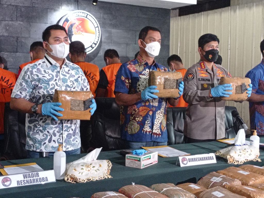 Polda Metro Jaya merilis sindikat narkoba Aceh-Medan-Jakarta dengan barang bukti 471,6 kg ganja di Polda Metro Jaya, Jumat (22/4/2022).