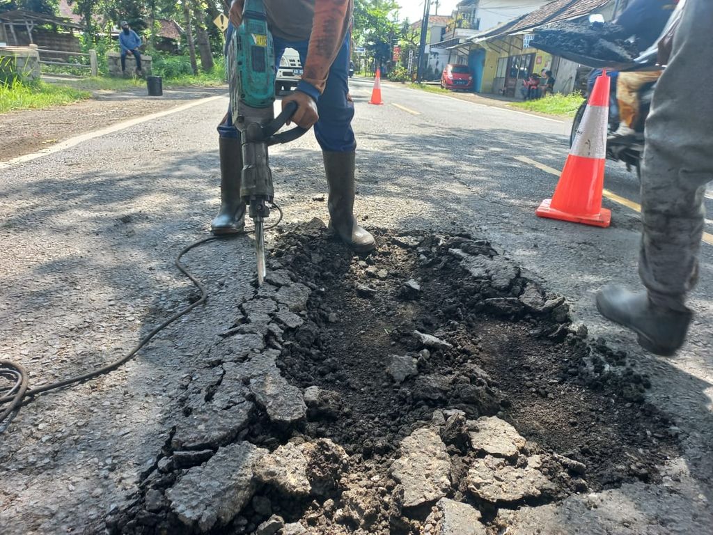 Kondisi jalan nasional di Trenggalek yang menghubungkan dengan Kabupaten Tulungagung, Jatim, rusak setelah diguyur hujan deras, Jumat (3/11/2022).