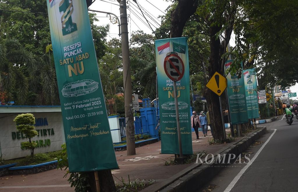 <i>Banner</i> acara satu abad Nahdlatul Ulama dipasang di sepanjang jalan utama di Sidoarjo, Jawa Timur, Jumat (3/2/2023). Puncak Satu Abad Nahdlatul Ulama akan digelar pada 7 Februari 2023 di Sidoarjo. Diprediksi nahdliyin yang hadir sebanyak satu juta orang. 