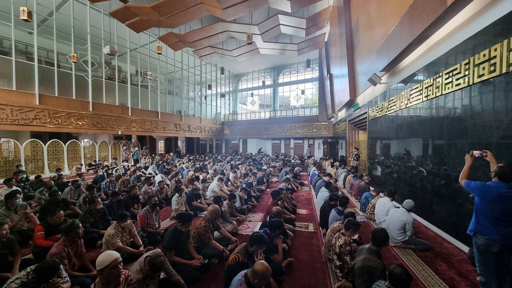 Warga menggelar doa bersama agar Emmeril Kahn Mumtadz (22), anak sulung Gubernur Jawa Barat Ridwan Kamil, segera ditemukan di Masjid Al Mutaqien, Gedung Sate, Kota Bandung, Jumat (27/5/2022). Emmeril hilang saat berenang di Sungai Aare, Swiss, sehari sebelumnya.