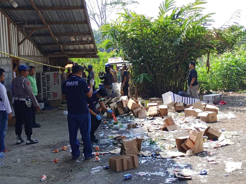 Aparat Polres Subang menggeledah tempat pembuatan minuman keras oplosan di  Jalan Raya Jalancagak, Kampung Gamblung, Kabupaten Subang, Jawa Barat, Senin (30/10/2023). Polisi menangkap dua pelaku dalam kasus ini.