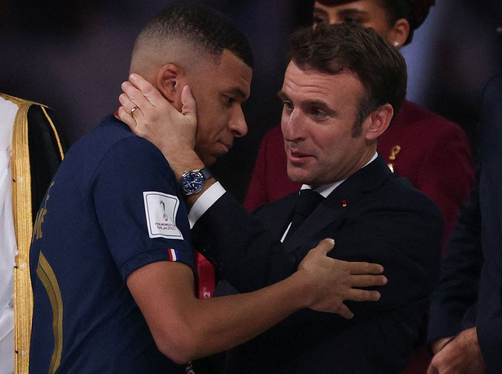 Presiden Perancis Emmanuele Macron memberi selamat kepada pemain Perancis Kylian Mbappe yang meraih penghargaan Sepatu Emas di Stadion Lusail, Lusail, seusai laga final Piala Dunia Qatar antara Argentina dan Perancis, Minggu (18/12/2022).