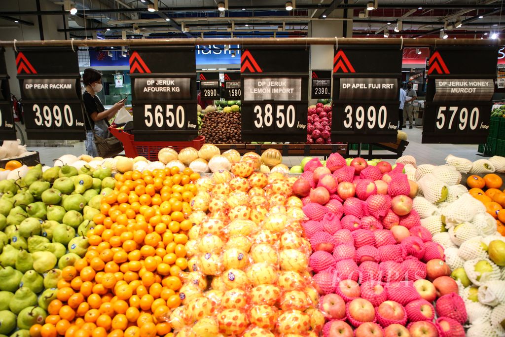 Rak yang memajang buah impor di supermarket ritel Transmart di Jakarta, Rabu (8/11/2023).