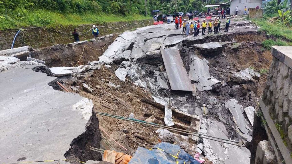Kondisi longsor di Piket Nol atau jalur selatan Lumajang-Malang, Jumat (4/11/2022).