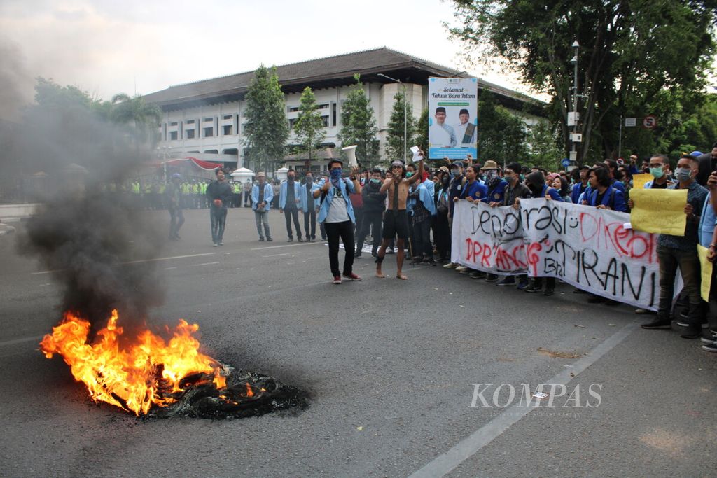 Aksi unjuk rasa mahasiswa di gedung sate bandung 