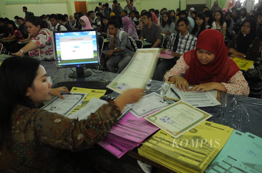 Lulusan SLTA yang gagal SNMPTN, mendaftarkan dirinya mengikuti ujian penerimaan mahasiswa baru melalui jalur mandiri di Universitas Airlangga, Surabaya, Jawa Timur, Kamis (30/6/2011).