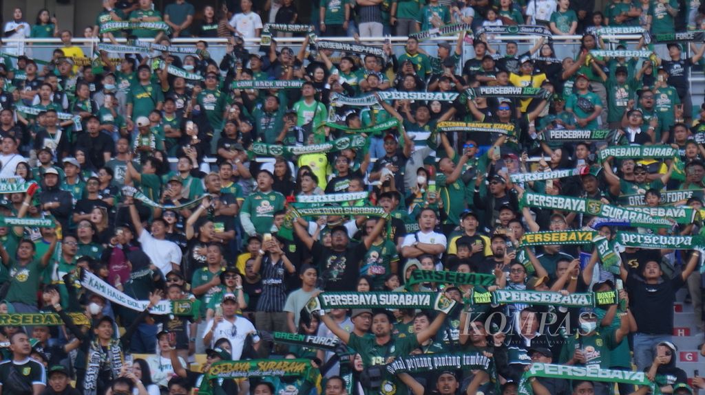 Sebanyak 25.000 penonton mayoritas Bonek, pendukung Persebaya Surabaya, menghadiri laga menjamu Arema FC yang berakhir 3-1 untuk tuan rumah di Stadion Gelora Bung Tomo, Jawa Timur, Sabtu (23/9/2023).