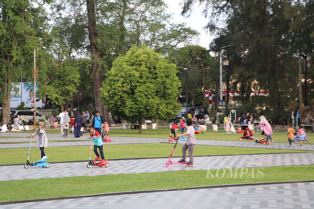 Warga beraktivitas di Lapangan Merdeka, Kota Langsa, Aceh, Jumat (6/8/2021). Lapangan Merdeka menjadi ruang interaksi sosial warga kota, seperti tempat bermain anak, berolahraga, menikmati jajanan rakyat, atau sekadar bersantai. Langsa juga mendapat penghargaan Kota Layak Anak Pratama 2021.