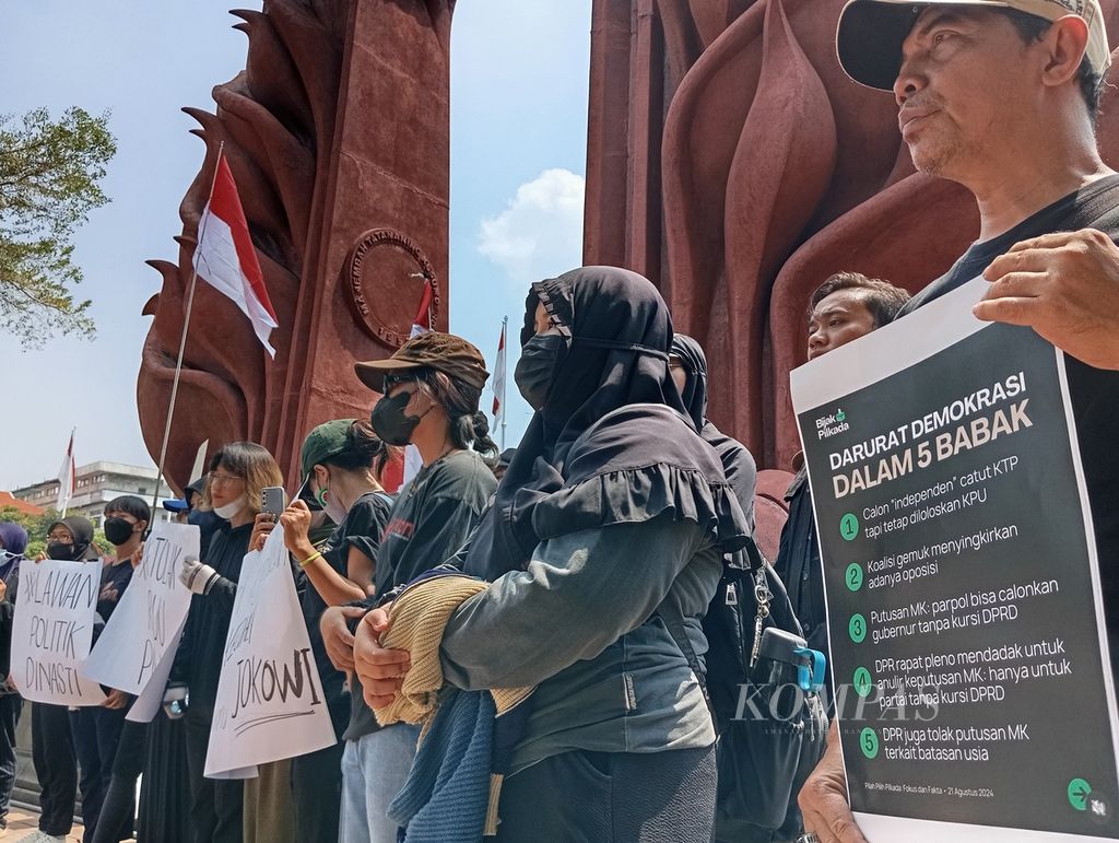 Kalangan warga unjuk rasa di Tugu Pahlawan, Surabaya, Jawa Timur, Kamis (22/8/2024). Mereka melawan pembangkangan konstitusi Presiden Joko Widodo dan partai pendukung yang dianggap mendelegitimasi Pilkada 2024. Mereka menyatakan bagian dari Constitutional and Administrative Law Society (CALS).