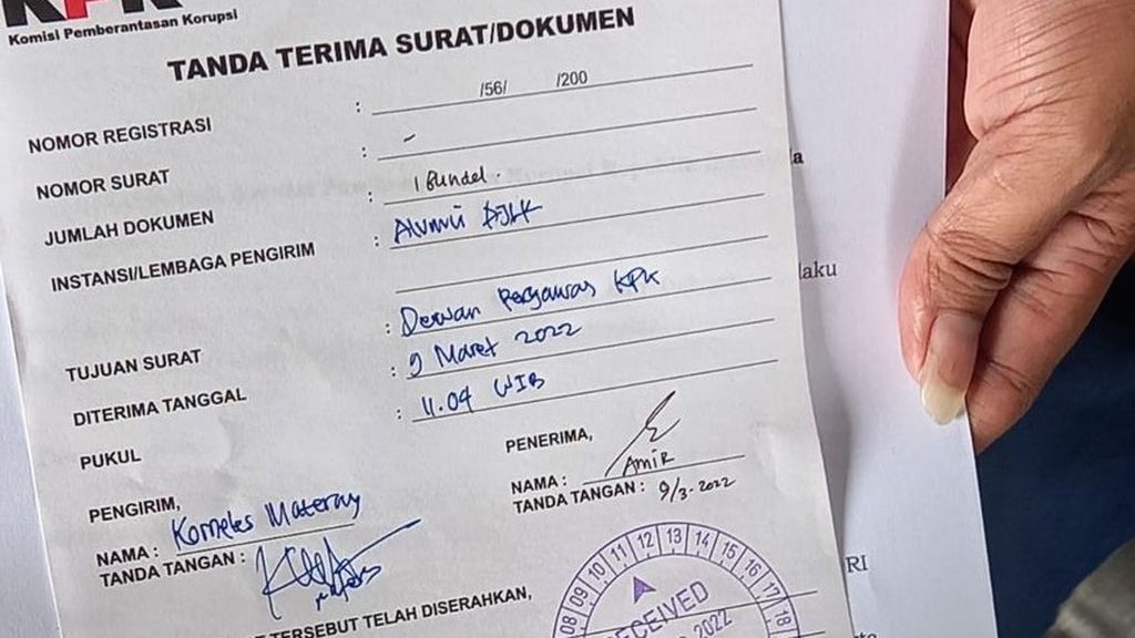 Korneles Materay menunjukkan bukti pelaporan pelanggaran etik yang dilakukan oleh Ketua KPK Firli Bahuri saat keluar dari Gedung Dewan Pengawas KPK, Rabu (9/3/2022).