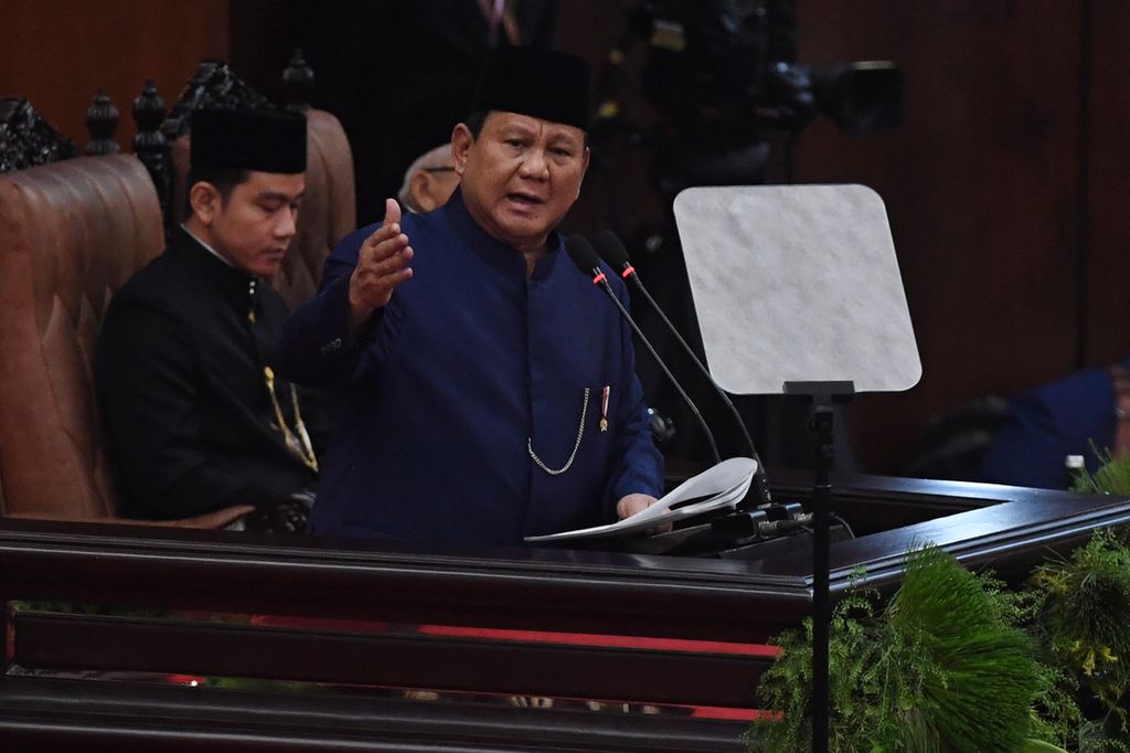 Presiden Prabowo Subianto menyampaikan pidato perdana seusai dilantik pada Sidang Paripurna MPR di Gedung Nusantara, Kompleks Parlemen, Senayan, Jakarta, Minggu (20/10/2024).