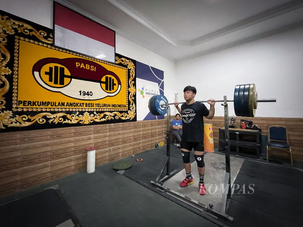 Lifter 73 kilogram Rahmat Erwin Abdullah sedang menjalani program dalam pelatnas angkat besi Mess Kwini, Jakarta, pada Rabu (28/2/2024). Rahmat merupakan lifter andalan yang berpotensi besar mewakili Indonesia di Olimpiade Paris 2024.