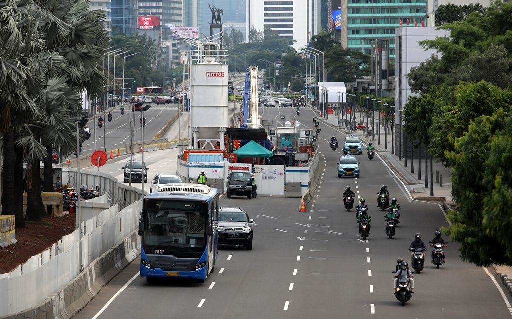 Bus Transjakarta melintas di jalur umum Jalan MH Thamrin, Jakarta Pusat, karena jalur khusus bus rapid transit (BRT) Transjakarta sedang berlangsung pengerjaan proyek Moda Raya Terpadu (MRT) Fase 2, Senin (11/1/2021). Proyek pembangunan MRT Jakarta fase 2 membentang sepanjang sekitar 11,8 kilometer dari kawasan Bundaran HI hingga Ancol Barat. Fase 2 ini melanjutkan koridor utara - selatan fase 1 yang telah beroperasi sejak 2019, yaitu dari Lebak Bulus sampai dengan Bundaran HI. Dengan hadirnya fase 2 ini, total panjang jalur utara-selatan menjadi sekitar 27,8 kilometer dengan total waktu perjalanan dari Stasiun Lebak Bulus Grab hingga Stasiun Kota sekitar 45 menit.