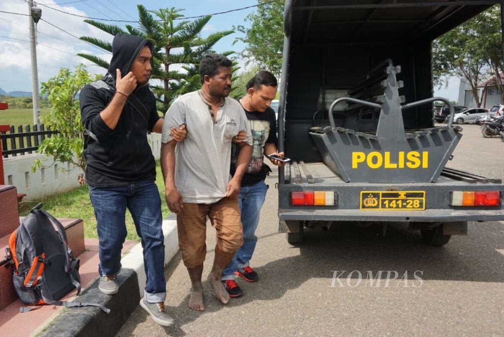 Petugas membawa seorang napi yang kabur untuk dikembalikan ke Lapas IIA Banda Aceh, Sabtu (1/12/2018). Baru 37 napi dari 113 napi yang kabur yang berhasil ditangkap.