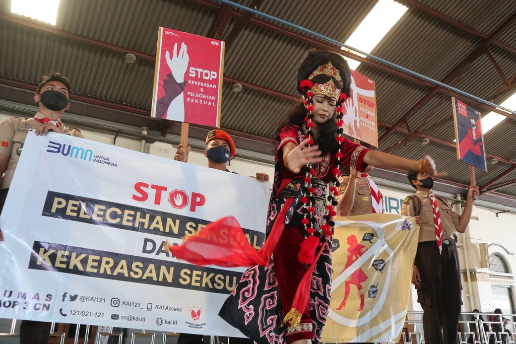 Ilustrasi-Di peron Stasiun Cirebon, Jawa Barat, Rabu (29/6/2022), Diva Ramadhona (20) menari topeng klana saat kampanye stop pelecehan seksual dan kekerasan seksual. Kampanye itu untuk mencegah kasus pelecehan seksual dan kekerasan seksual di stasiun dan kereta.