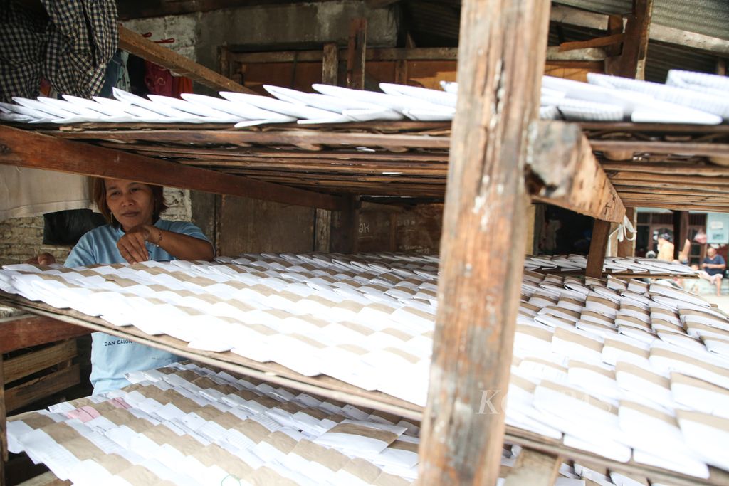 Mariati (48), perajin tempe di sentra industri tempe, menata tempe mendoan yang diproduksinya di kawasan Kebayoran Lama, Jakarta Selatan, Jumat (8/3/2024). Mariati adalah sosok pejuang ekonomi keluarga yang tak mengenal kapan Hari Perempuan diperingati. 