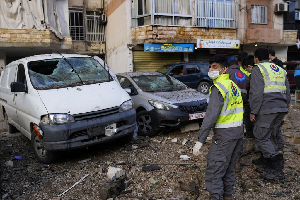Petugas reaksi cepat mencari korban di lokasi serangan udara Israel di Beirut, Lebanon pada Selasa (2/1/2024). Serangan itu menewaskan Wakil Ketua Biro Politik  Hamas Saleh Mohammed Suleiman al-Arouri 