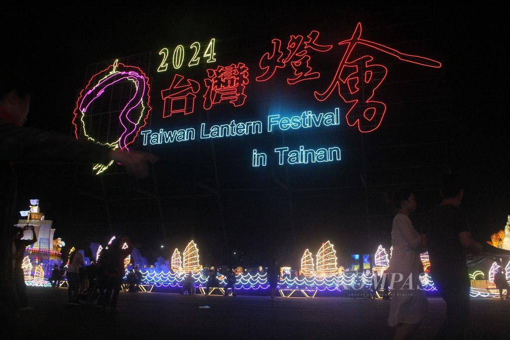 Pengunjung datang ke Taiwan Lantern Festival 2024 saat acara geladi bersih, Jumat (23/2/2024) malam, di kota Tainan, Taiwan. Festival tersebut resmi dibuka pada Sabtu (24/2/2024) malam dan berlangsung hingga 10 Maret 2024.