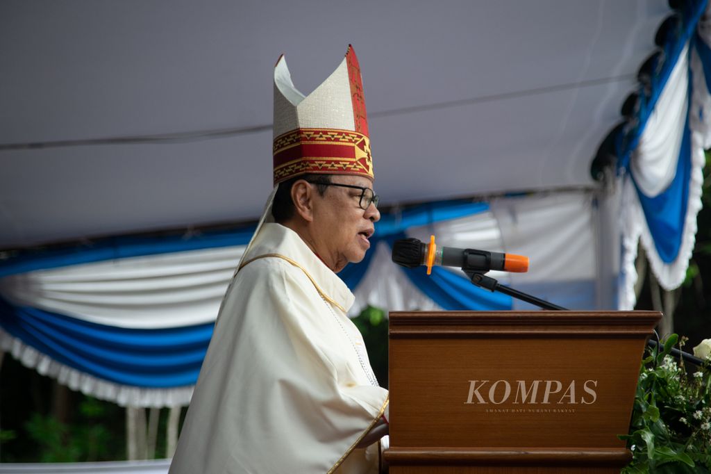 Ignatius Kardinal Suharyo memimpin misa pemberkatan Taman Doa Bintang Samudra di Kabupaten Bangka, Kepulauan Bangka Belitung, Kamis (25/1/2024).