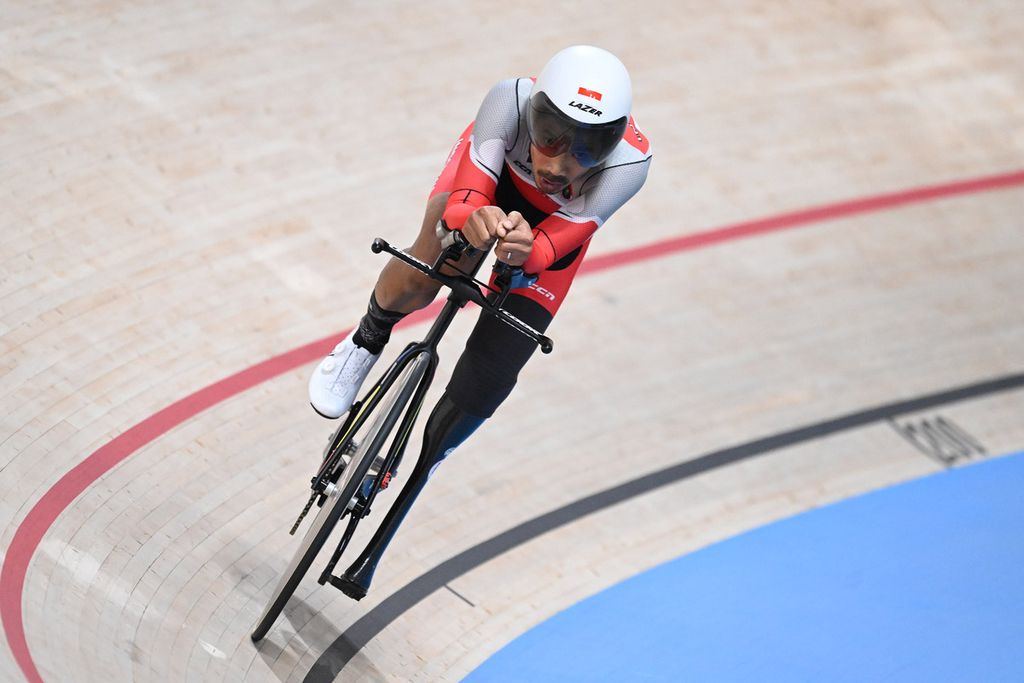 Pebalap sepeda Indonesia, Muhammad Fadli Imammuddin, memacu sepedanya dalam kualifikasi nomor <i>individual pursuit</i> 4.000 meter C4 putra cabang olahraga para balap sepeda Paralimpiade Paris 2024 di Saint-Quentin-en-Yvelines Velodrome, Montigny-le-Bretonneux, Perancis, Sabtu (31/8/2024). 