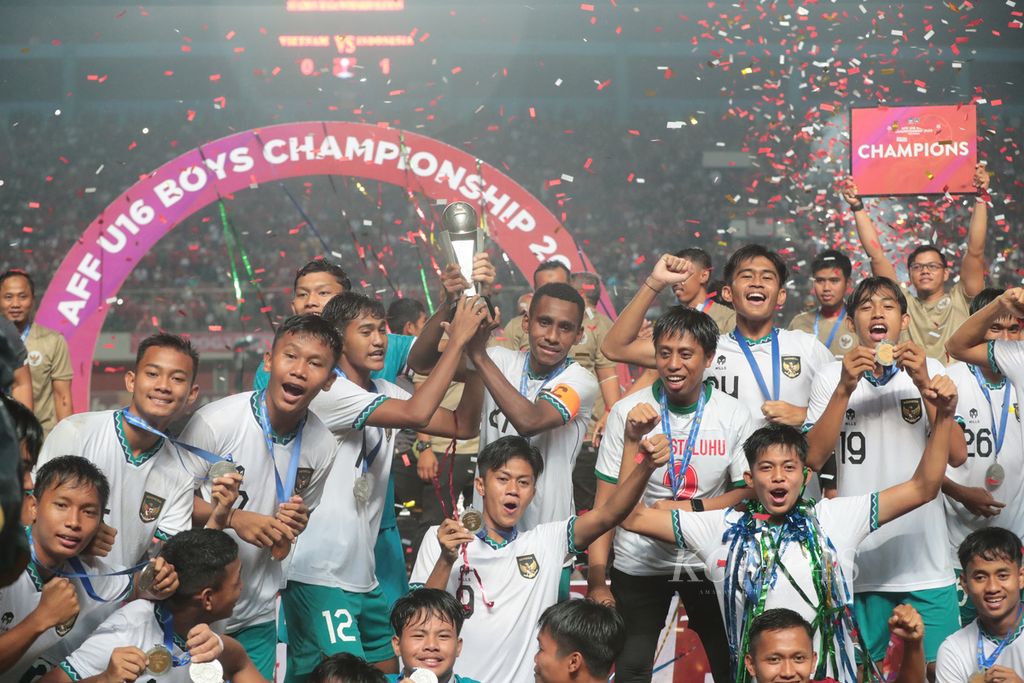 Pemain Indonesia U-16 merayakan sukses mereka menjadi juara Piala AFF U-16 2022 di Stadion Maguwoharjo, Sleman, DI Yogyakarta, Jumat (12/8/2022). Pada laga final, Indonesia U-16 mengalahkan Vietnam U-16, 1-0. 